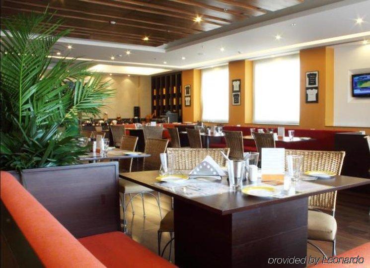 העיר בנגלור Lemon Tree Hotel Electronics City מסעדה תמונה